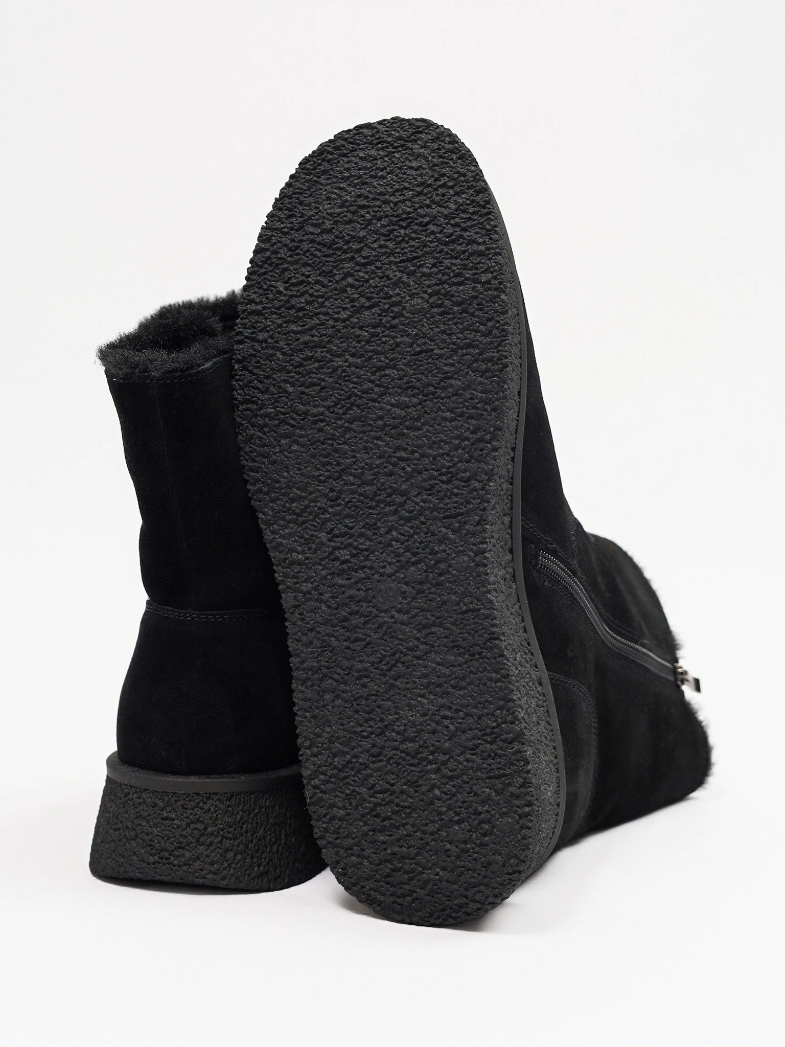 Ботинки черного цвета из натуральной замши на средней танкетке